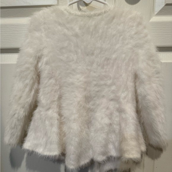 ☆3/$15--Osh Kosh Girls White Fuzzy Long Sleeve Cardigan Size 3T - Picture 2 of 4